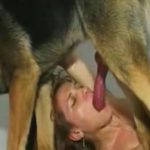 mand sutter hundepik