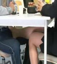 footsie under bordet