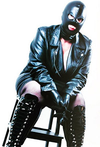 julie i lædertøj og latexmaske